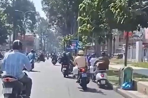 Đạp vào xe người vi phạm trên phố, một CSGT bị tạm đình chỉ công tác