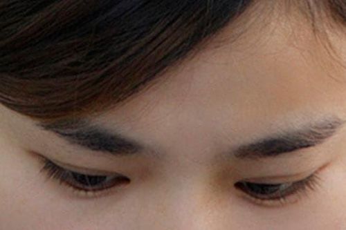'Lông mày dài hơn vạn gánh cơm manh áo', sau tuổi 50 lông mày mọc dài hơn, hàm ý gì?