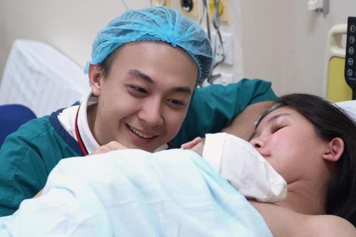 Hoa hậu Vbiz hé lộ hành trình vượt cạn đầy gian nan đón quý tử đầu lòng, thái độ của chồng MC gây chú ý