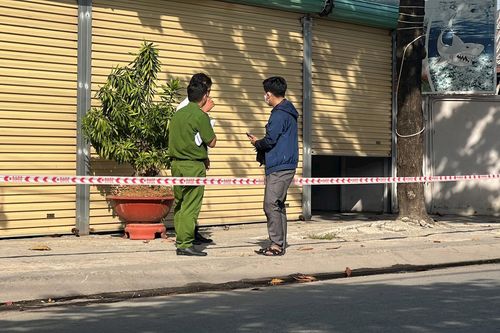 Nạn nhân nghi bị người quen đánh chết rồi mang đến cửa nhà
