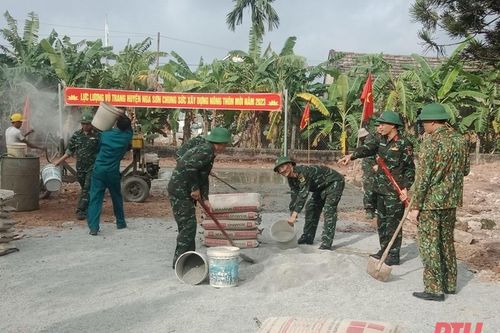 Ban CHQS huyện Nga Sơn hỗ trợ thôn 4 xã Nga Điền xây dựng nông thôn mới
