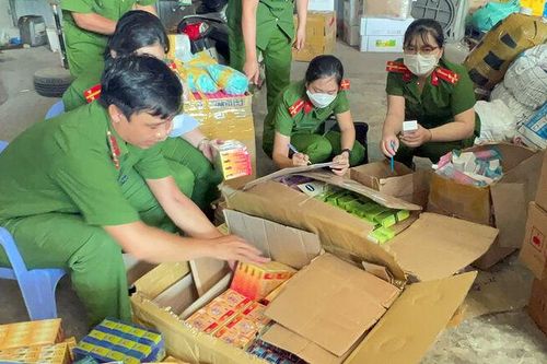 Công an TP. Long Xuyên kiểm tra phát hiện nhiều đơn vị hàng hóa không rõ nguồn gốc