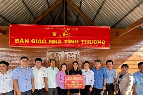 Bàn giao 2 căn nhà tình thương cho hộ nghèo tại thị xã Ayun Pa