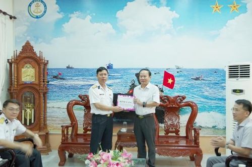 Lữ đoàn 101 đón đoàn UBND huyện Cam Lâm thăm và tổ chức tuyên truyền biển, đảo cho giáo viên, học sinh