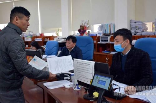Không bắt buộc đổi giấy phép lái xe mô tô hạng A1 từ giấy bìa sang vật liệu PET