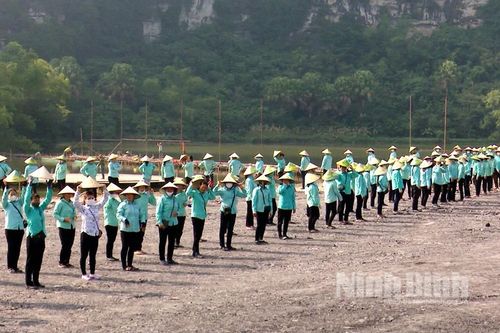 Khi người lái đò hóa thân thành nghệ sỹ