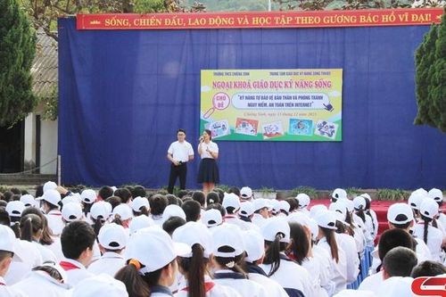 Trang bị kỹ năng tự bảo vệ bản thân và phòng tránh nguy hiểm trên Internet cho học sinh
