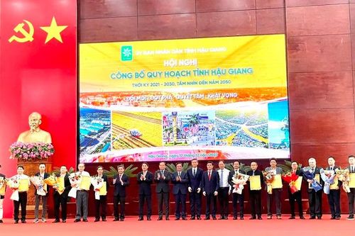 Hậu Giang trao chứng nhận đầu tư 12 dự án