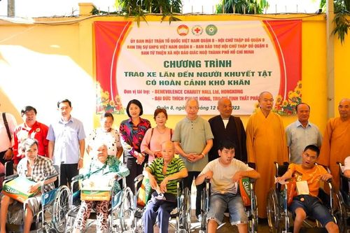Phật giáo Q.8 tặng xe lăn đến người khuyết tật