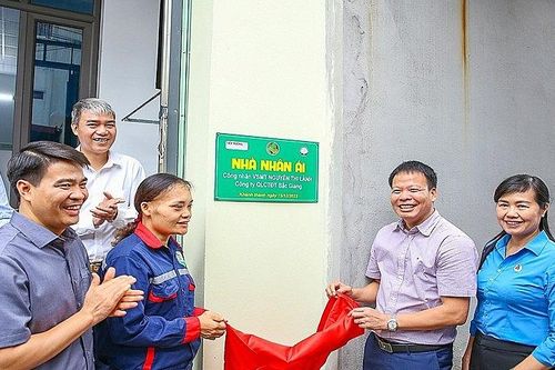 Trao nhà nhân ái cho công nhân Công ty Cổ phần Quản lý công trình đô thị Bắc Giang