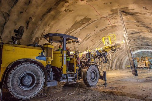 Thông hầm số 2 xuyên núi trên Cao tốc Quảng Ngãi - Hoài Nhơn