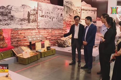 Cụm thi đua số 3 tham quan Bảo tàng Hà Nội