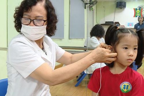 Quận Ba Đình khám sàng lọc khiếm thính cho trẻ mầm non | Vì chất lượng dân số Thủ đô | 15/12/2023