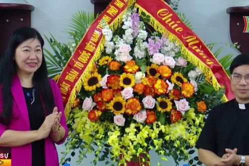 Tặng quà đồng bào Công giáo có hoàn cảnh khó khăn