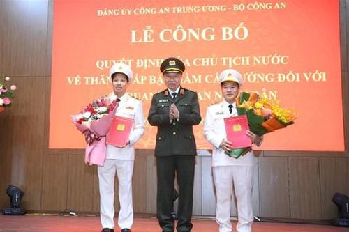 Trao quyết định thăng cấp bậc hàm Trung tướng với 2 Thứ trưởng Lê Văn Tuyến và Nguyễn Văn Long