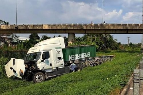 Xe đầu kéo tông sập taluy lao ra khỏi đường cao tốc TPHCM-Trung Lương