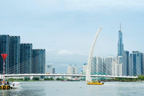 Kinh tế TP.HCM 'vươn mình' trong thách thức