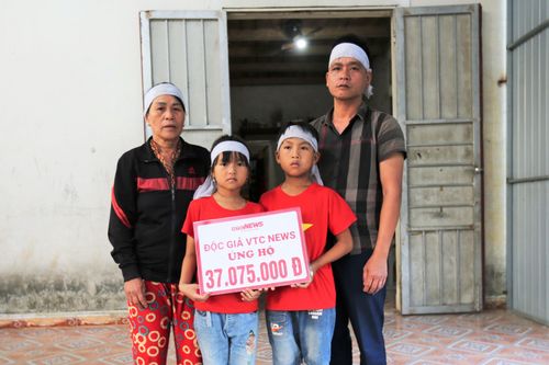 Trao hơn 37 triệu đồng cho gia đình ba trẻ có mẹ bị lũ cuốn trôi