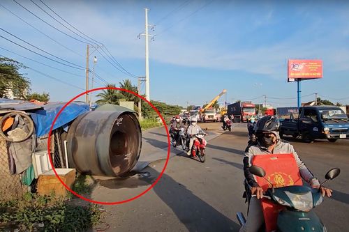 3 cuộn sắt nặng hàng chục tấn văng khỏi rơ-moóc trúng xe container đi đường