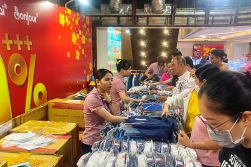 TP Hồ Chí Minh: Hàng nghìn người 'săn' hàng hiệu khuyến mãi