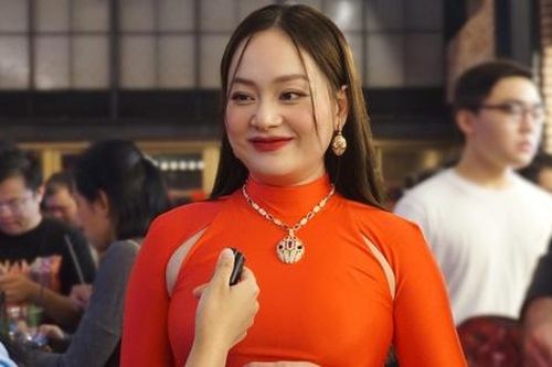 Lan Phương 'bụng bầu vượt mặt', chồng Tây cao 2m nắm tay không rời