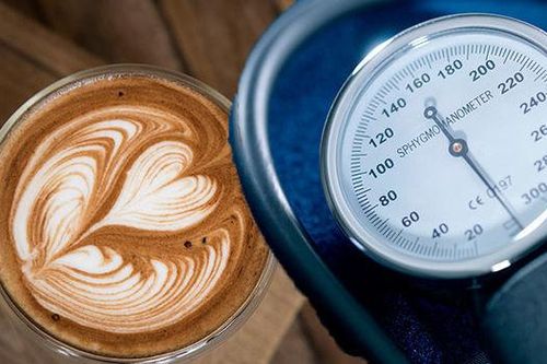 Người tăng huyết áp có nên uống cà phê?