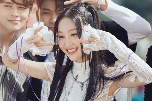 Juky San động viên 'hội cô đơn' trong MV 'Có Một Người Ở Đâu Đó Trong Thành Phố'