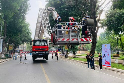 Người dân hào hứng thử thách độ cao trên xe thang cứu hỏa