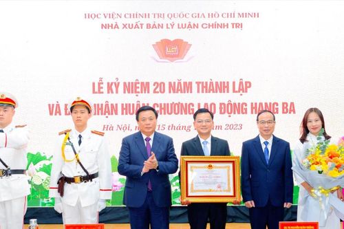 Nhà xuất bản Lý luận chính trị đón nhận Huân chương Lao động hạng Ba