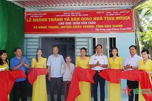 Hải đoàn 129 trao nhà tình nghĩa và tuyên truyền chống khai thác hải sản bất hợp pháp