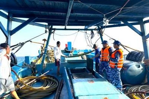 Vùng Cảnh sát biển 4 bắt tàu vận chuyển dầu trái phép