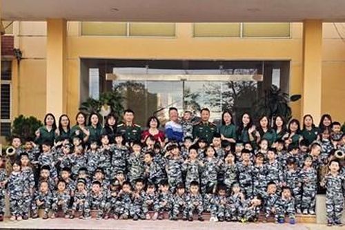 'Chiến sĩ nhí' Trường mầm non Iris trải nghiệm tại Lữ đoàn 210