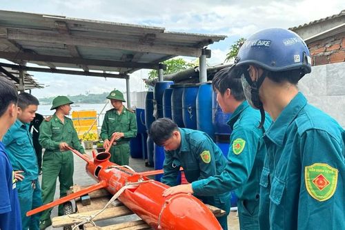 Ngư dân Quảng Ngãi phát hiện vật thể trôi dạt vào bờ biển nghi thiết bị bay không người lái