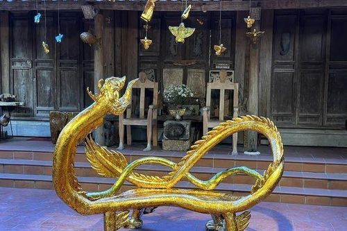 Chiêm ngưỡng ghế hình rồng đắp 2.500 tấm vàng lá đang gây sốt