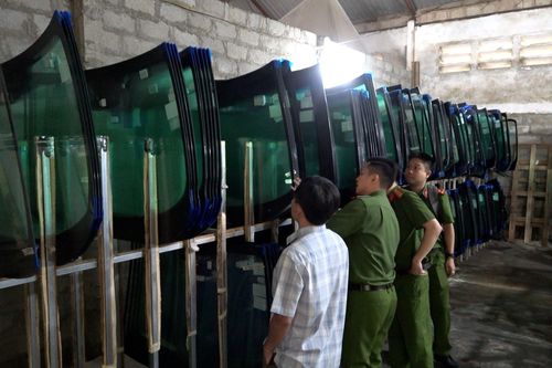 Triệt phá đường dây sản xuất, buôn bán kính xe ô tô giả số lượng cực lớn