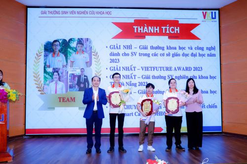 Trường VKU vinh danh sinh viên đạt thành tích xuất sắc