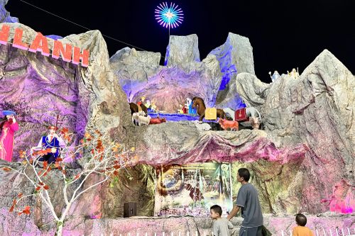 Chiêm ngưỡng hang đá 'khủng' đón Giáng sinh ở Nghệ An