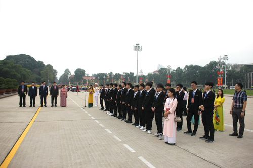 Đoàn học sinh đoạt giải Olympic và KHKT quốc tế 2023 báo công dâng Bác