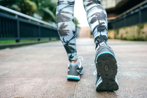 Lợi ích tuyệt vời của đi bộ giật lùi