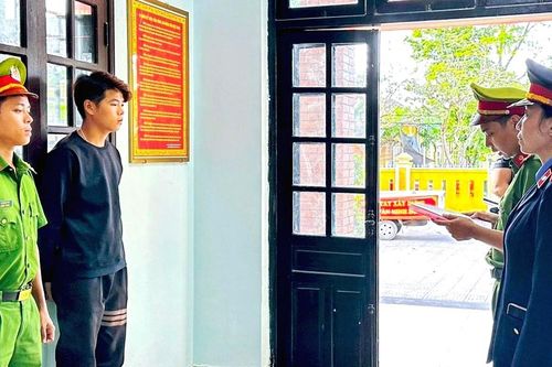Nhóm thanh niên dùng khẩu trang che biển số vào quán chém người