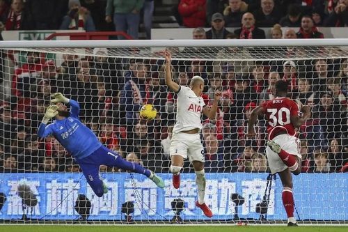 Ngoại hạng Anh vòng 17: Tottenham ẵm trọn 3 điểm, gây áp lực lên hai đội bóng thành Manchester