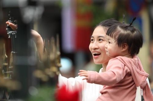 Người dân Hà Thành 'đổ xô' check-in tại Nhà thờ Lớn trước thềm Giáng sinh