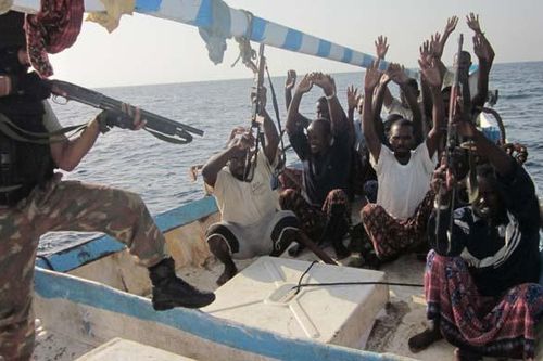 Tàu chiến truy đuổi cướp biển ngoài khơi Somalia