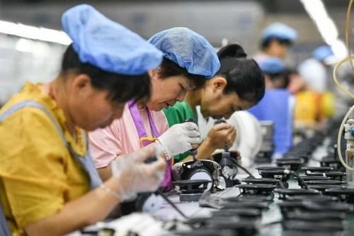 Sản xuất công nghiệp và doanh số bán lẻ của Trung Quốc tăng vọt