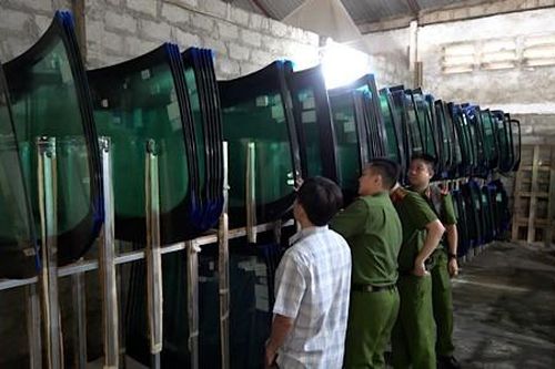 Triệt phá đường dây sản xuất, buôn bán kính xe ô tô giả quy mô lớn