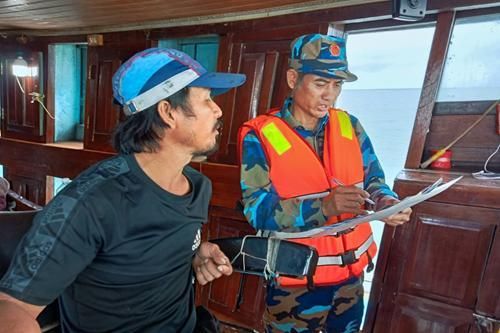 Bắt giữ 2 tàu cá Quảng Ngãi đánh bắt hải sản trái phép