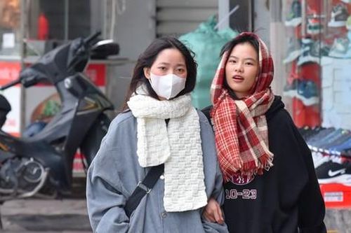 Không khí lạnh đổ bộ, người Hà Nội mặc áo ấm, quàng khăn kín mít ra đường