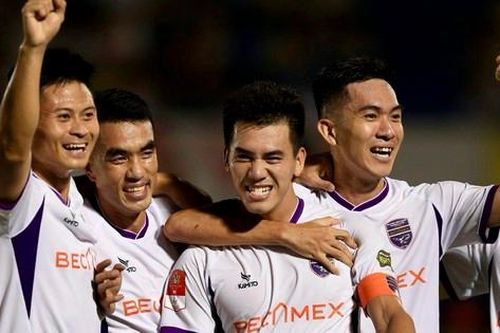 Tiến Linh tỏa sáng giúp CLB Bình Dương vươn lên đầu bảng
