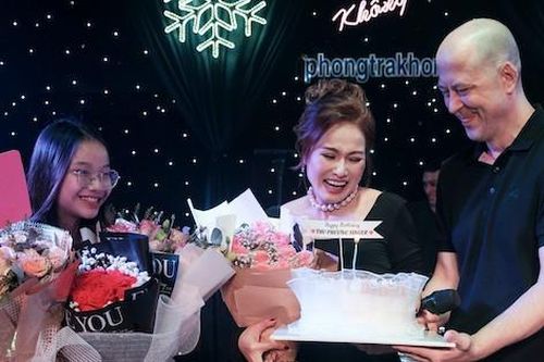 Ca sĩ Thu Phượng đón tuổi 40 hạnh phúc bên chồng Tây và con gái