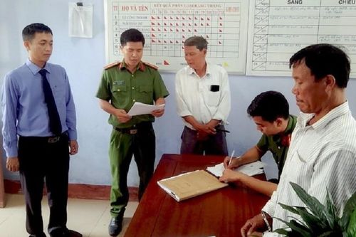 Đi nhậu về, con nuôi đánh mẹ vì không cho tiền